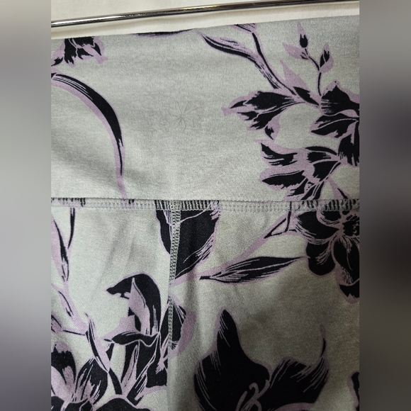 Athleta Womens Gary Purple Floral Chaturanga Cropped Capri Leggings Size Medium - Picture 3 of 6